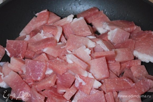 Первым делом приготовим мясо. Режем и подсушиваем мясо на сковороде, чтобы испарилась вся жидкость, мясо нам надо поджарить до золотистого цвета.