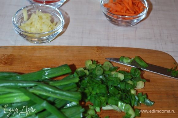 Порежем зеленый лук, морковь, имбирь, чеснок и острый перец.