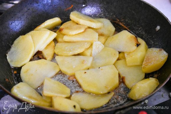 Картофель нарезать пластинами и тоже обжарить до легкой румяной корочки.