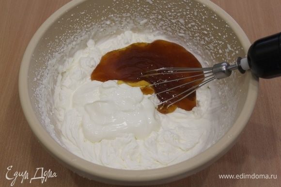 Для крема взбить сливки с сахаром, добавить жирную сметану и облепиховый джем или варенье.
