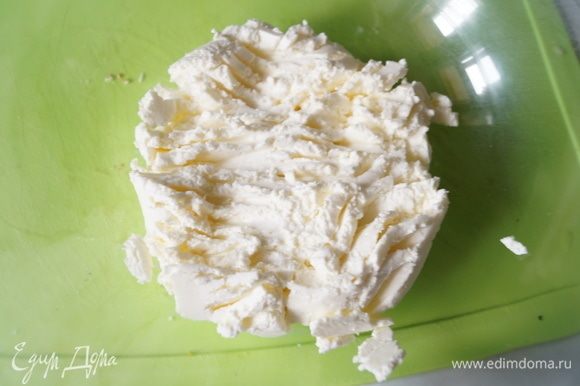 Творожный сыр выложить в чашу и размять вилкой.