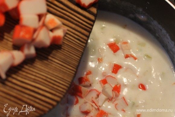 Когда суп начнет подкипать, добавляем крабовые палочки, солим и перчим по вкусу.
