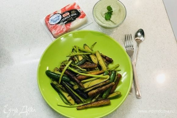 Наши овощи-вок и крабовый соус к употреблению готовы! Приятного аппетита!