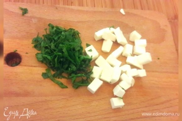 Руколу и сыр фета мелко нарезать и добавить к мучной смеси.