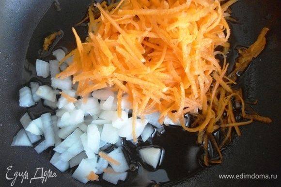 Тем временем займемся начинкой. Лук и морковь обжарить на кунжутном масле 3-5 минут, помешивая.