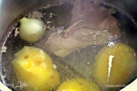 Заранее сварить бульон на мясе, у меня опять с добавлением луковицы, соли, а картофель для другого, менее изысканного супчика.