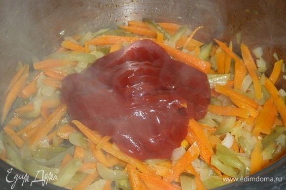 Затем к обжаренным овощам добавляем томатную пасту.