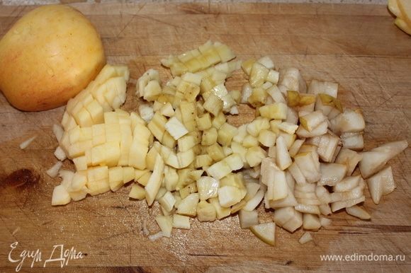 Начнем с подготовки начинки, которую мы выложим наверх. Для этого возьмите 1/2 яблока сладкого и мягкого сорта (например, сорт гала), 1/2 банана, 1 грушу, очистить от кожуры и мелко нарезать. Вторую половину яблока я использовала для украшения сверху.