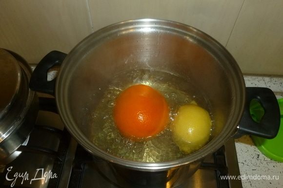 Апельсин и лимон положить в кастрюлю, залить водой, довести до кипения и варить 1-1,5 часа.