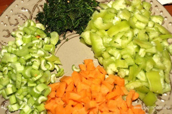 Вес указан уже очищенных овощей. Морковь, сельдерей, болгарский перец моем, чистим и нарезаем кубиками. Укроп мелко рубим.