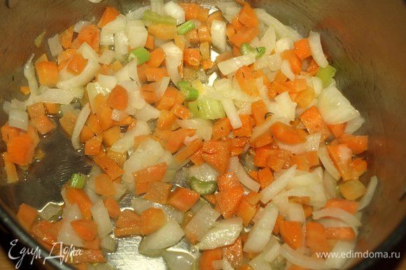 В кастрюле с толстым дном разогреваем растительное масло. Добавляем лук с морковью и томим 10 минут.