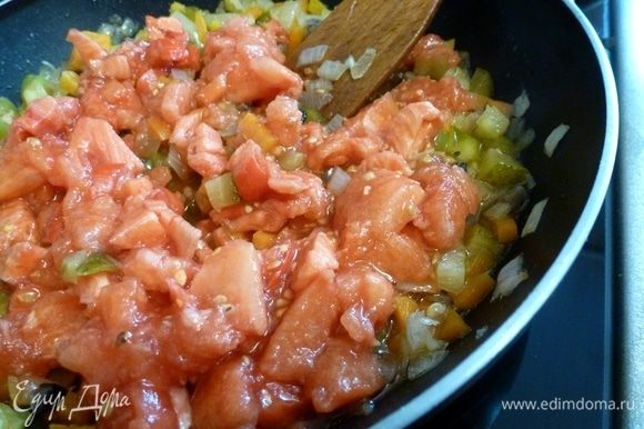 С помидоров снимем шкурку, опустив в кипяток. Нарежем кубиком и отправим к овощам. Вольем немного бульона или рассола от огурцов и потушим минут 10.