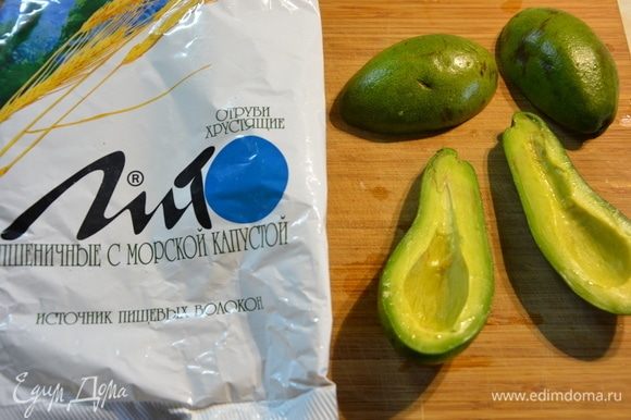 Готовим гуакамоле: авокадо разделить пополам, вынуть косточки, ложкой достать мякоть.