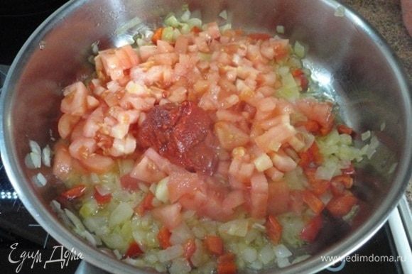 Помидоры (2 штуки) очистить от кожицы с помощью кипятка, нарезать кубиками и вместе с томатной пастой добавить к остальным овощам на сковороде. Обжаривать 4-5 минут.