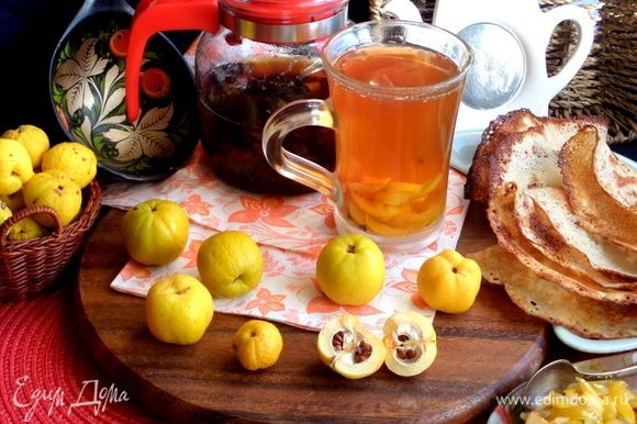 Я подавала чай с блинами из этого рецепта (только перевернула припеком внутрь): https://www.edimdoma.ru/retsepty/106621-bliny-s-krabovym-pripekom