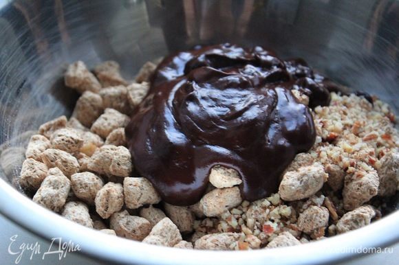 Соединить отруби ТМ «Лито», орехи и растопленный шоколад, тщательно перемешать.