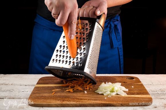 Приготовьте соус. Измельчите лук, натрите на терке морковь. Обжарьте на оливковом масле до мягкости моркови.