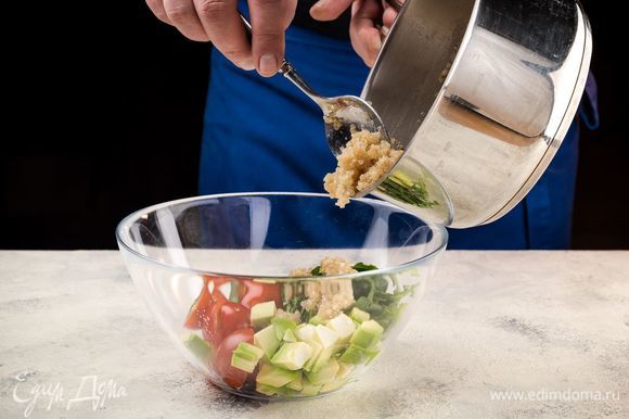 Выложите в салатник остывшую крупу и смешайте с нарезанными овощами.