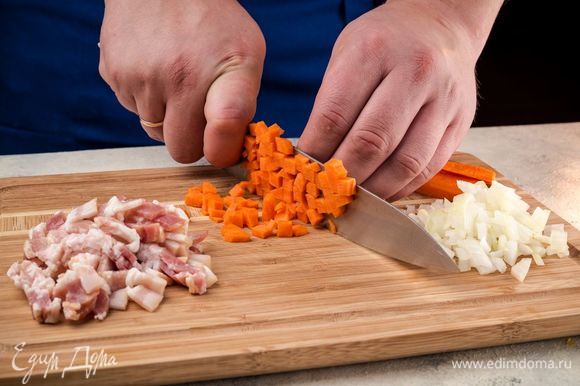 Бекон нарежьте полосками, репчатый лук и морковь нарежьте маленькими кубиками.