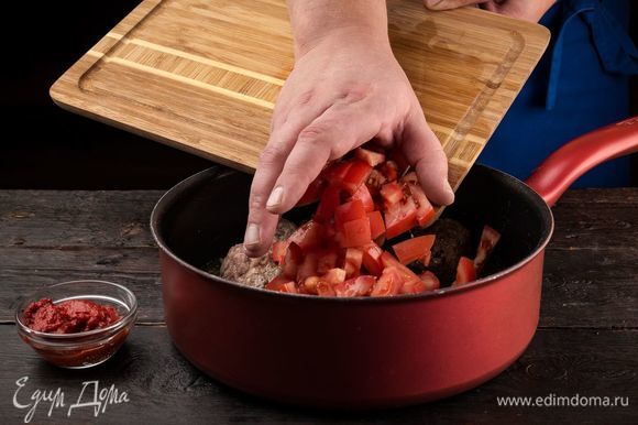 Спелые помидоры нарежьте мелко и добавьте к шарикам. Добавьте томатную пасту и 200 мл бульона, добавьте соль и перец по вкусу.