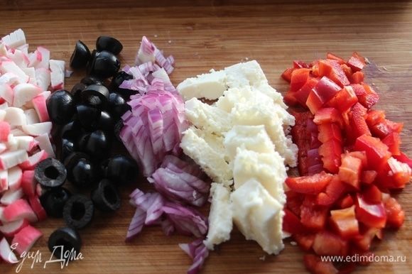 Порезать маслины, красный лук, сыр, болгарский перец.
