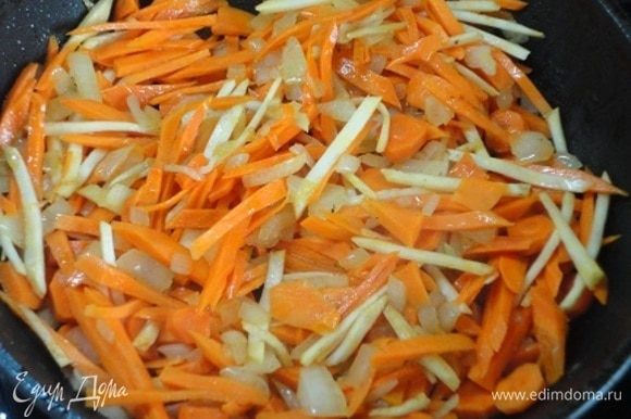 Затем добавить морковь с сельдереем. Стручковую фасоль и савойскую капусту разморозить. Картофель нарезать кубиками.