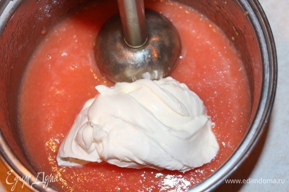Помидор пюрировать блендером, добавить взбитые сливки, чесночный порошок, соль, перемешать.