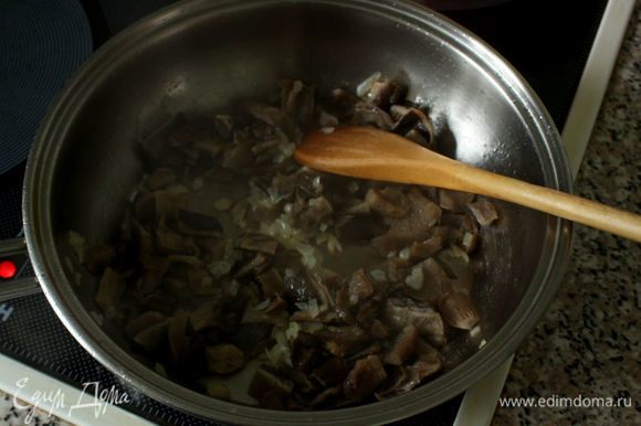 Для соуса растопить в сотейнике масло и пассеровать лук-шалот и чеснок, затем добавить грибы и быстро обжарить.