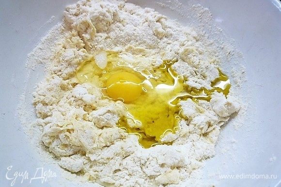 Добавляем яйцо, 1 ч. л. соли, 3 ст. л. оливкового масла. Замешиваем тесто.