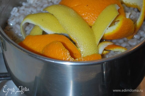 В кастрюлю добавим корки 1 апельсина и 1 лимона. Мелко резать их не надо, чтобы было удобно их доставать. Можно их нанизать на зубочистку, так тоже будет их удобно достать.