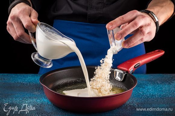 В небольшой сковороде растопить сливочное масло, добавить муку, перемешать, медленно влить сливки, постоянно помешивая.