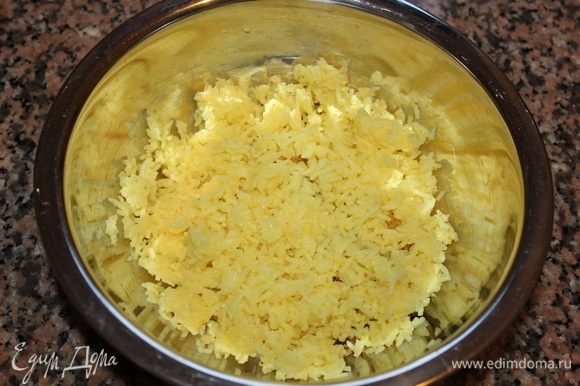В глубокую чашу всыпать отваренный рис (он у меня желтый, потому как добавляла куркуму при варке).
