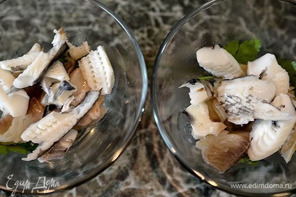 В креманки или бокалы выложить листки зелени, затем слоями разную рыбу.
