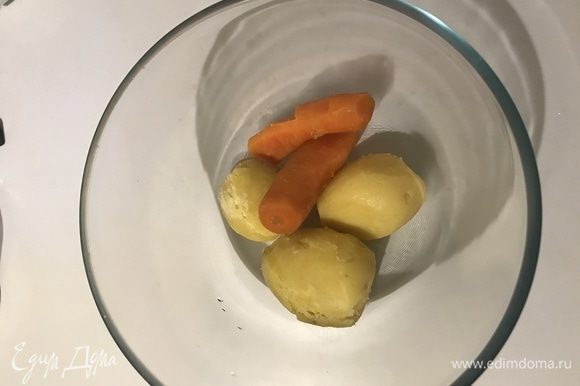 Картофель и морковь очистить.