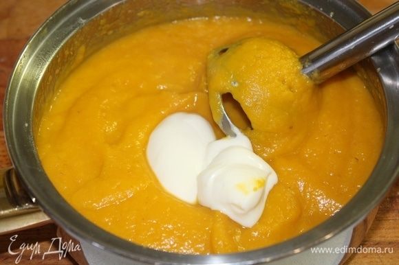 Пюрируйте суп погружным блендером. Добавьте плавленый сыр и мешайте, пока он не растворится в супе. Посолите и поперчите суп.