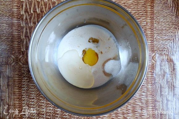 В большой миске венчиком смешать яйцо, ряженку, масло, сахар и лимонный сок.
