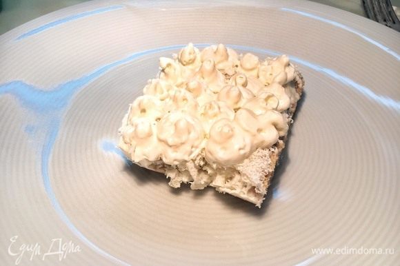 Перед подачей разрежьте тирамису на порционные куски. Оставшийся крем переместите в кондитерский мешок и сделайте кремовые пики на десерте.