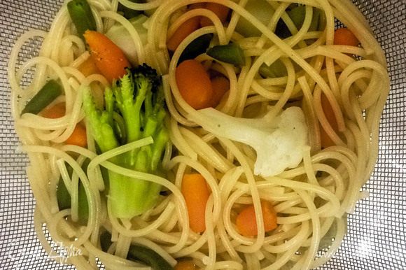 Отварить спагетти и овощи. После этого откинуть в дуршлаг. Морковь карликовая.