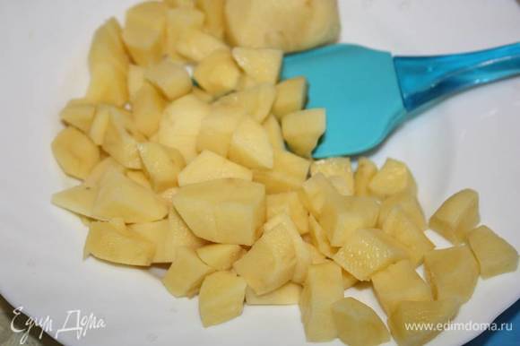 Картофель помыть, очистить и порезать небольшими кубиками.