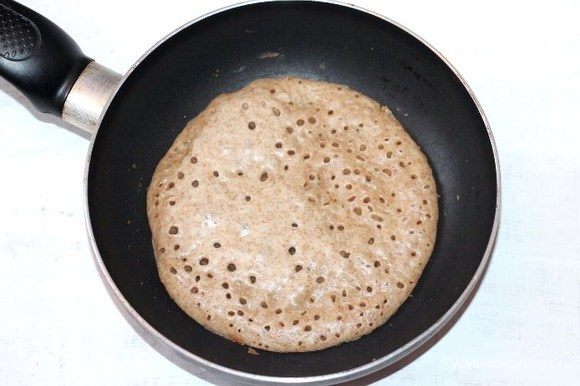 Разогреть сковороду (17-18 см) на среднем огне. Выпекать панкейки на сухой сковороде без масла. Как только на поверхности появились первые пузыри — переворачивать.