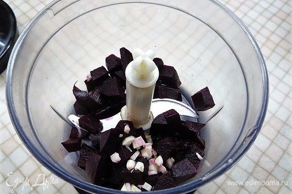 Для крема в чаше блендера смешиваем нарезанную мелкими кубиками свеклу и чеснок.