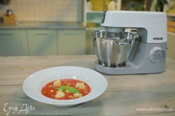 Влейте в небольшую кастрюлю овощное пюре, добавьте томатный сок, белый уксус, оливковое масло, соус табаско, соль и перец по вкусу. Хорошо все перемешайте.