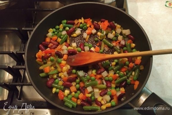 Поставить сковороду на средний огонь. На сковороду налить 1–2 ст. л. оливкового масла, подождать, пока масло прогреется, и высыпать овощи. Обжаривать в течение 3–5 минут.