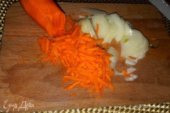 Лук нарезать, морковь натереть на терке.