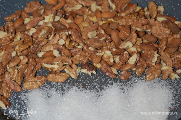 Орехи обжарились, насыпаем сахар в сковороду и не мешаем, чтобы сахар полностью растворился.