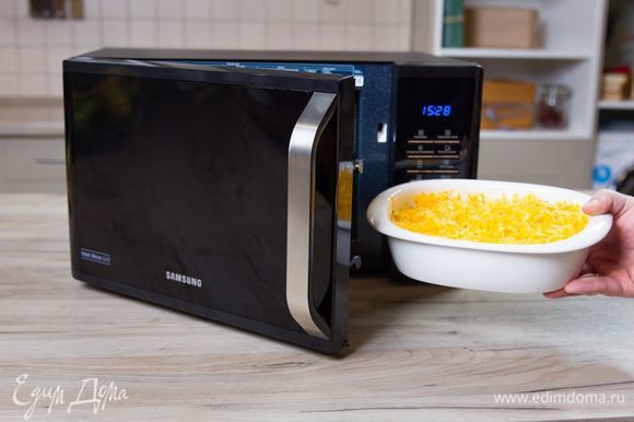 Запекайте рыбу в микроволновой печи с грилем Samsung MW3500K при мощности 800 Вт 20 минут, далее включите режим «+30 СЕК Гриль» для получения красивой золотистой корочки.