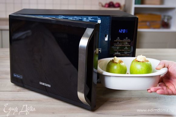 Запекайте яблоки в микроволновой печи с грилем Samsung MW3500K при мощности 800 Вт в течение 8 минут до готовности. Перед подачей яблоки немного остудите.
