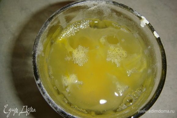 В стакане взбить яйцо и влить воду, чтобы получилось 2/3 стакана жидкости.