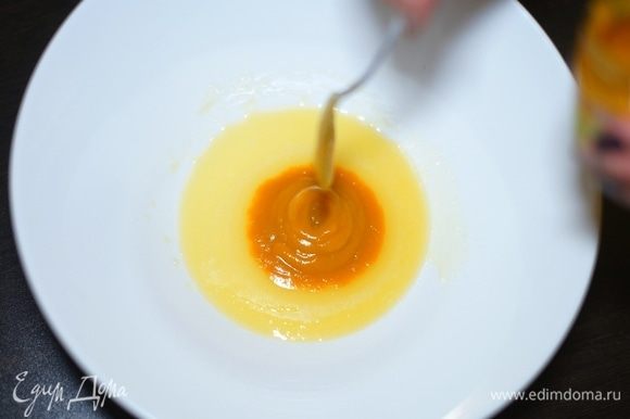 В небольшом сотейнике смешай мед и арахисовое масло, чтобы получилась жидкая субстанция. Вмешай в нее тыквенное пюре.