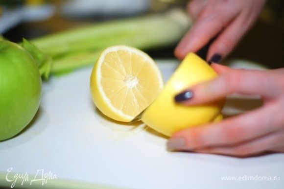 Разрезаем лимон пополам.